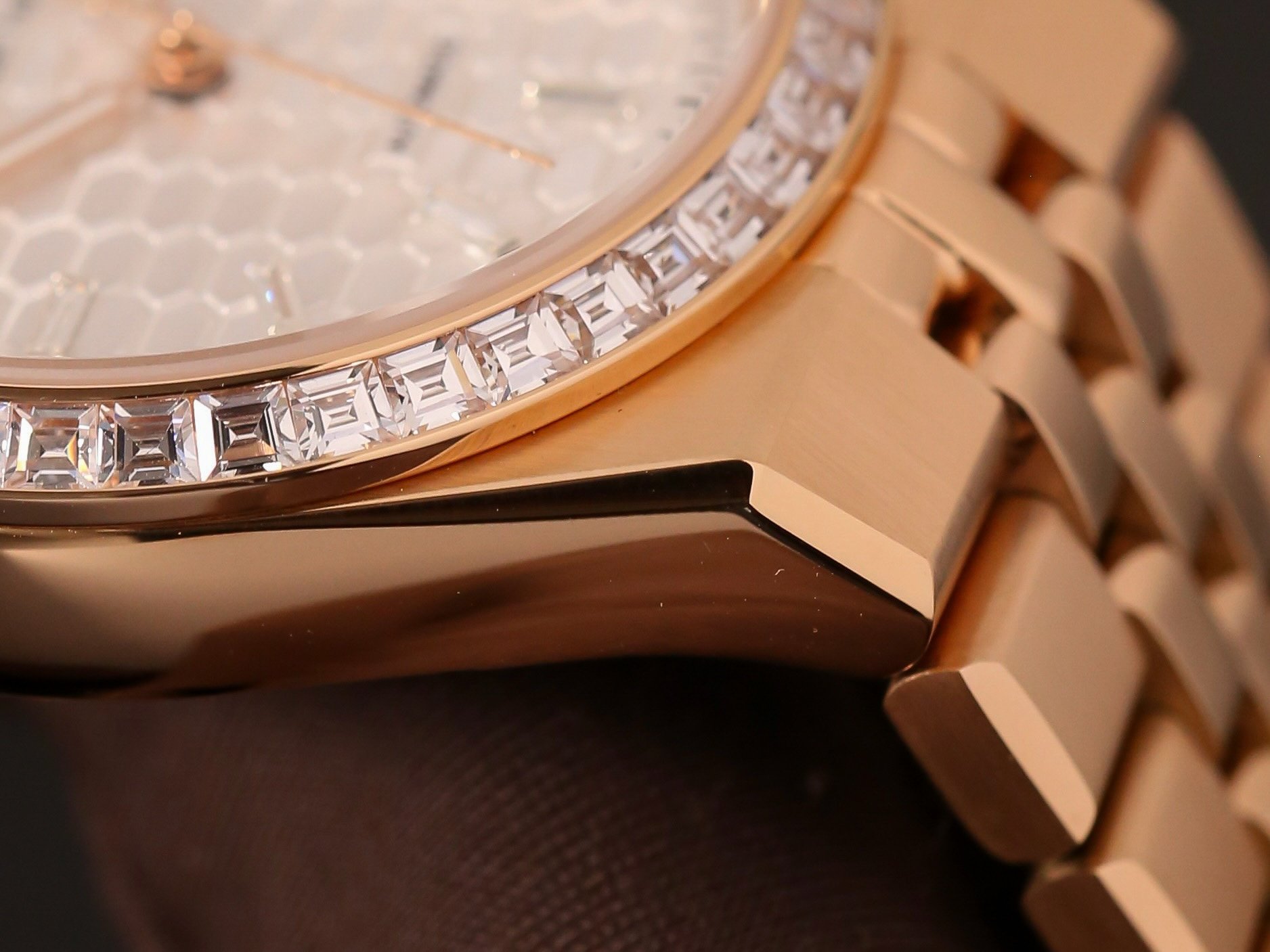 Đồng hồ mạ PVD có đẹp hơn đồng hồ không mạ không?